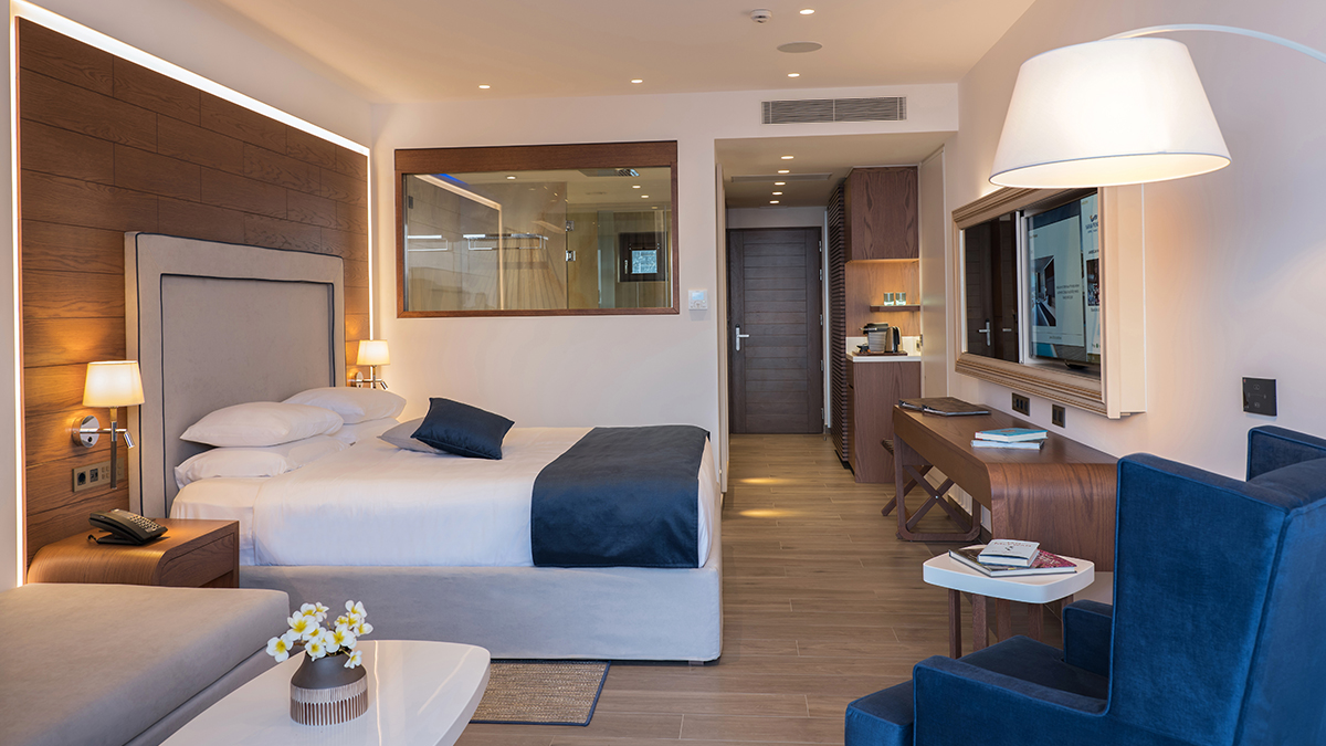 Deluxe Junior Suite Sea View with private heated pool